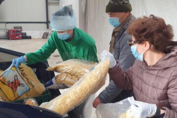 Căminul de bătrâni de la Mănăstirea Bogdănești a primit aproape o tonă și jumătate de alimente de la Centrul Social „Maria Ward”