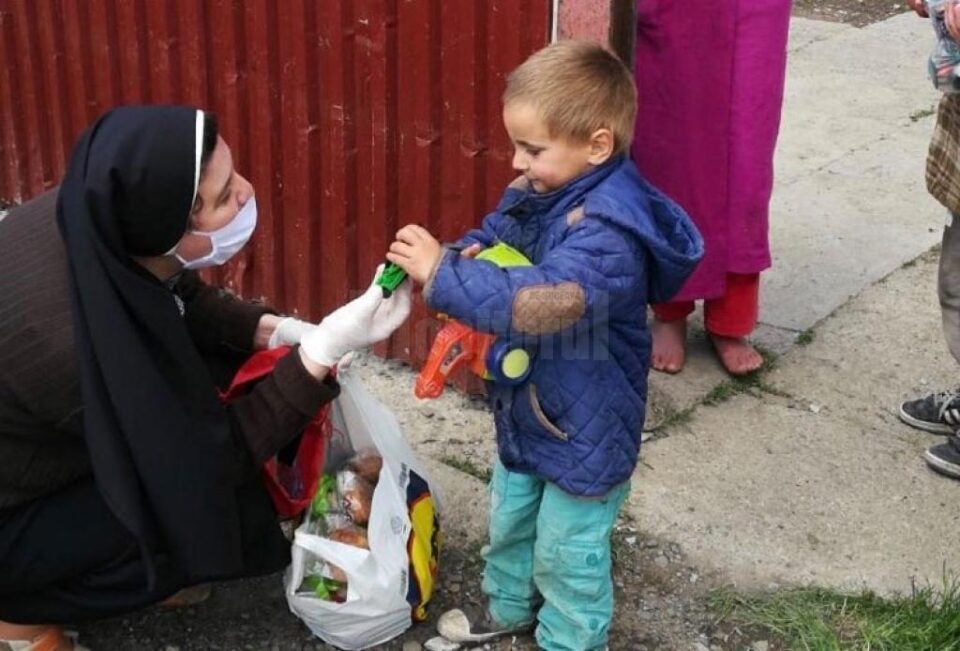 Proiect ambițios al Centrului Social Maria Ward: oferă mâncare și produse de igienă pentru 150 de familii nevoiașe