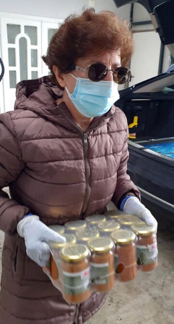 Căminul de bătrâni de la Mănăstirea Bogdănești a primit aproape o tonă și jumătate de alimente de la Centrul Social „Maria Ward”