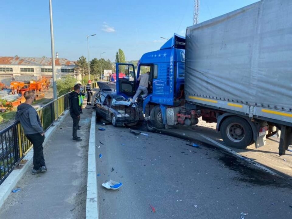 Două persoane rănite, după ce autoturismul în care se aflau s-a ciocnit de un tir