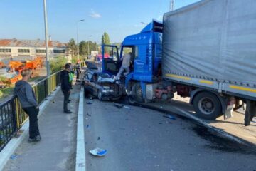 Două persoane rănite, după ce autoturismul în care se aflau s-a ciocnit de un tir