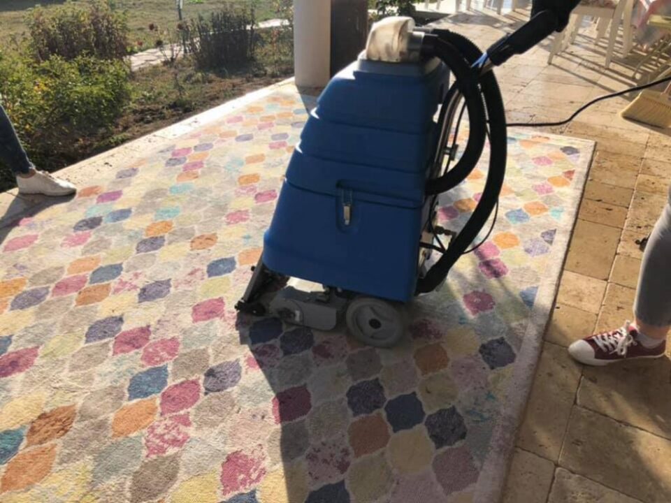 Curățare mochete cu ajutorul aspiratoarelor speciale