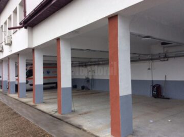 Garajele Serviciului de Ambulanță Rădăuți, la care urmează să fie montate și ușile noi, refăcute în baza donației făcute de EGGER