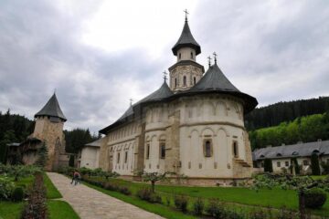 Bărbatul care a murit la Mănăstirea Putna nu era călugăr și avea grave probleme de sănătate