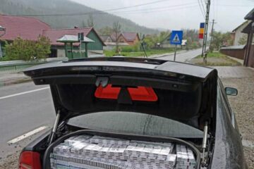 Transport de țigări de aproape 80.000 de lei, oprit după o urmărire de 1,5 kilometri, la Sucevița
