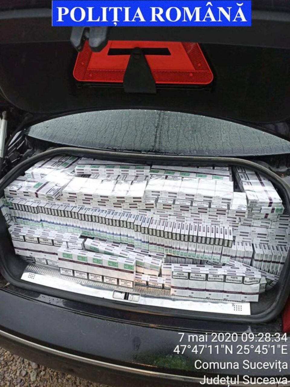 Transport de țigări de aproape 80.000 de lei, oprit după o urmărire de 1,5 kilometri, la Sucevița
