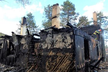 Incendiul a distrus cabana construita din barne de lemn