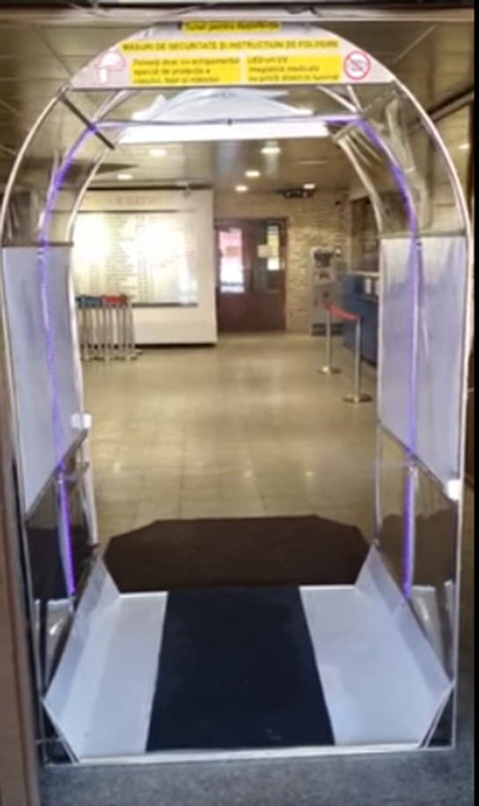 Tuneluri de dezinfecție vor fi montate la intrarea în unitățile școlare