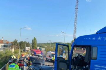 Din primele verificări se pare că vinovat de producerea accidentului ar fi conducătorul autoturismului, care a pătruns nejustificat pe contrasens