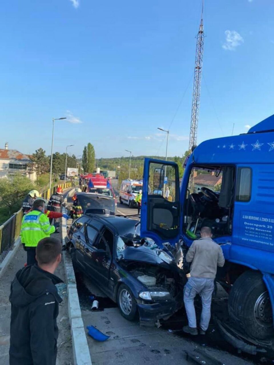 Din primele verificări se pare că vinovat de producerea accidentului ar fi conducătorul autoturismului, care a pătruns nejustificat pe contrasens