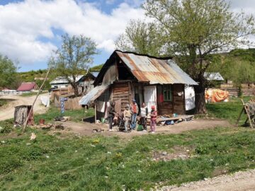 100 de pachete cu alimente au ajuns la familiile sărace din cătunul Tâmpoceni, satul Capu Codrului