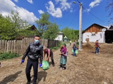 100 de pachete cu alimente au ajuns la familiile sărace din cătunul Tâmpoceni, satul Capu Codrului