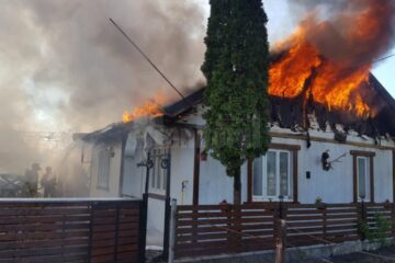 Incendiu la două case din cartierul Ițcani
