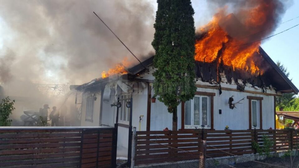 Incendiu la două case din cartierul Ițcani