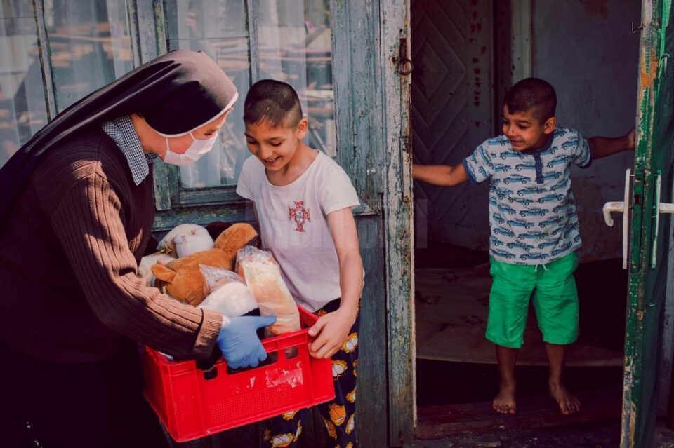 Centrul „Maria Ward” Rădăuți a donat 26 de tone de alimente și produse sanitare pentru peste 400 de copii și mai mult de 250 de bătrâni