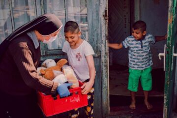 Centrul „Maria Ward” Rădăuți a donat 26 de tone de alimente și produse sanitare pentru peste 400 de copii și mai mult de 250 de bătrâni