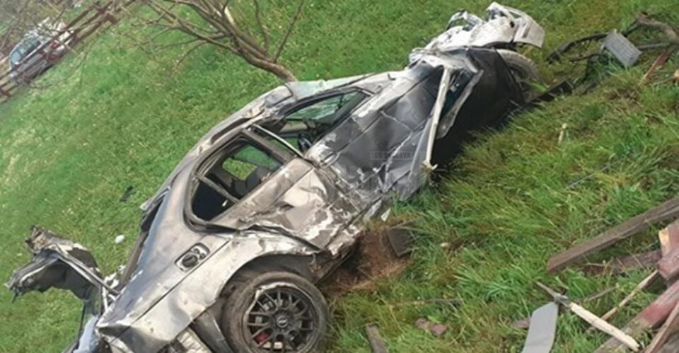 Un tânăr aflat la volanul unui BMW a distrus două garduri și un stâlp, din cauza vitezei excesive Un tânăr aflat la volanul unui BMW a distrus două garduri și un stâlp, din cauza vitezei excesive