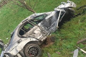 Un tânăr aflat la volanul unui BMW a distrus două garduri și un stâlp, din cauza vitezei excesive