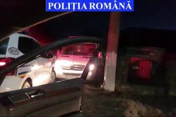 Microbuzul rulând cu spatele, cu poliția după el