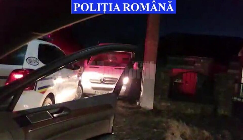Microbuzul rulând cu spatele, cu poliția după el