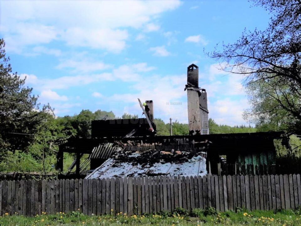 Pompierii au reușit lichidarea incendiului, înainte de a se extinde la pădurea din preajmă Pompierii au reușit lichidarea incendiului, înainte de a se extinde la pădurea din preajmă