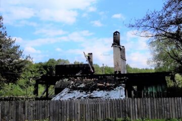 Pompierii au reușit lichidarea incendiului, înainte de a se extinde la pădurea din preajmă