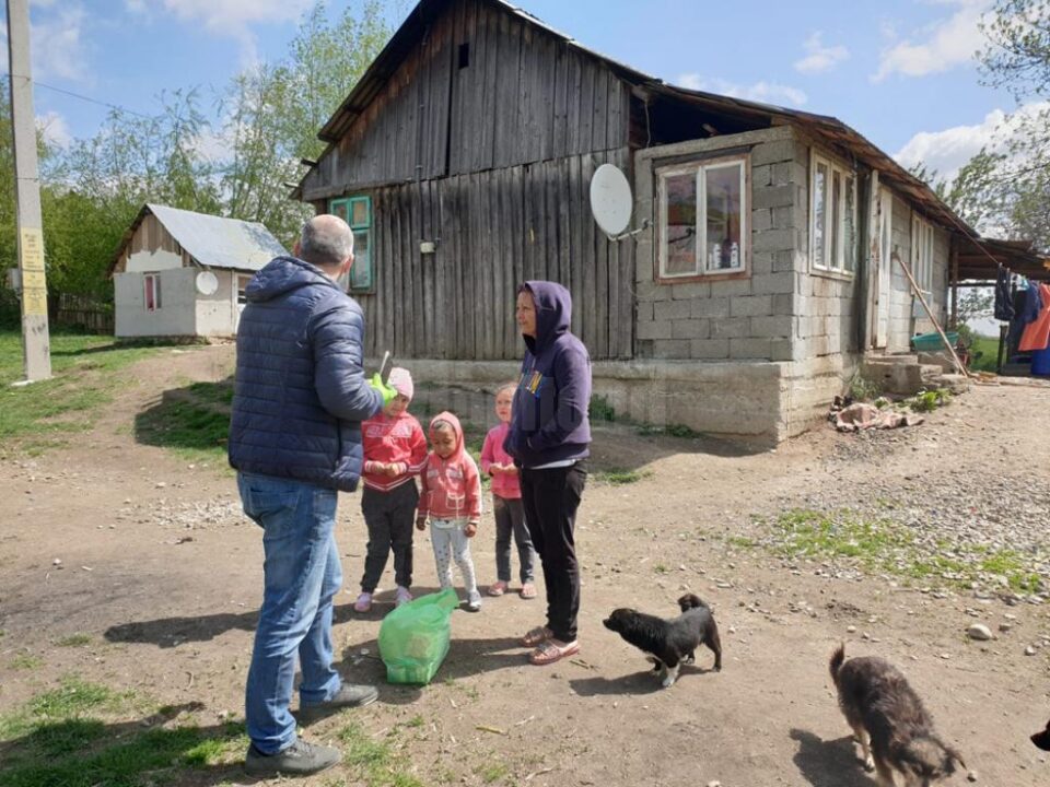 100 de pachete cu alimente au ajuns la familiile sărace din cătunul Tâmpoceni, satul Capu Codrului