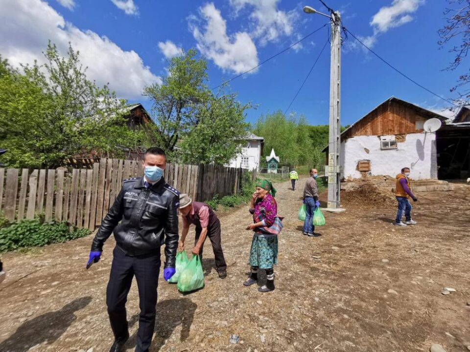 100 de pachete cu alimente au ajuns la familiile sărace din cătunul Tâmpoceni, satul Capu Codrului