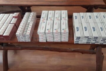 Femeie prinsă de jandarmi în timp ce vindea țigări de contrabandă, în Bazarul din Rădăuți