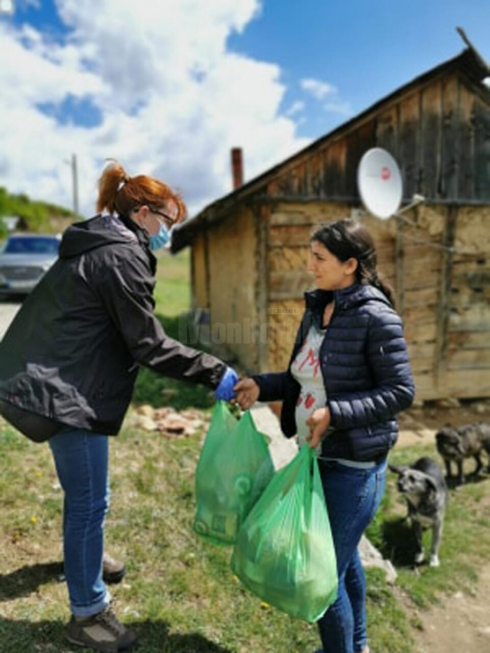 100 de pachete cu alimente au ajuns la familiile sărace din cătunul Tâmpoceni, satul Capu Codrului