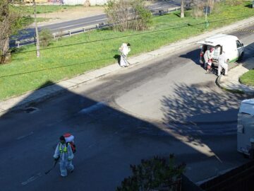 Angajații Diasil poartă zilnic echipamente de protecție grele și atomizatoare, cu ajutorul cărora împrăștie tone de dezinfectant