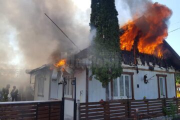 Acoperișurile a două case au fost distruse la Ițcani în incendiul de duminică la prânz
