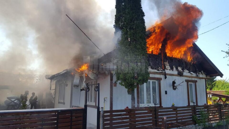 Acoperișurile a două case au fost distruse la Ițcani în incendiul de duminică la prânz