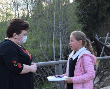 Peste 100 de cărți au ajuns la elevi din Moldovița, din partea Fundației Autonom