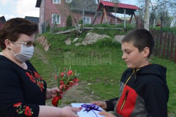 Peste 100 de cărți au ajuns la elevi din Moldovița, din partea Fundației Autonom