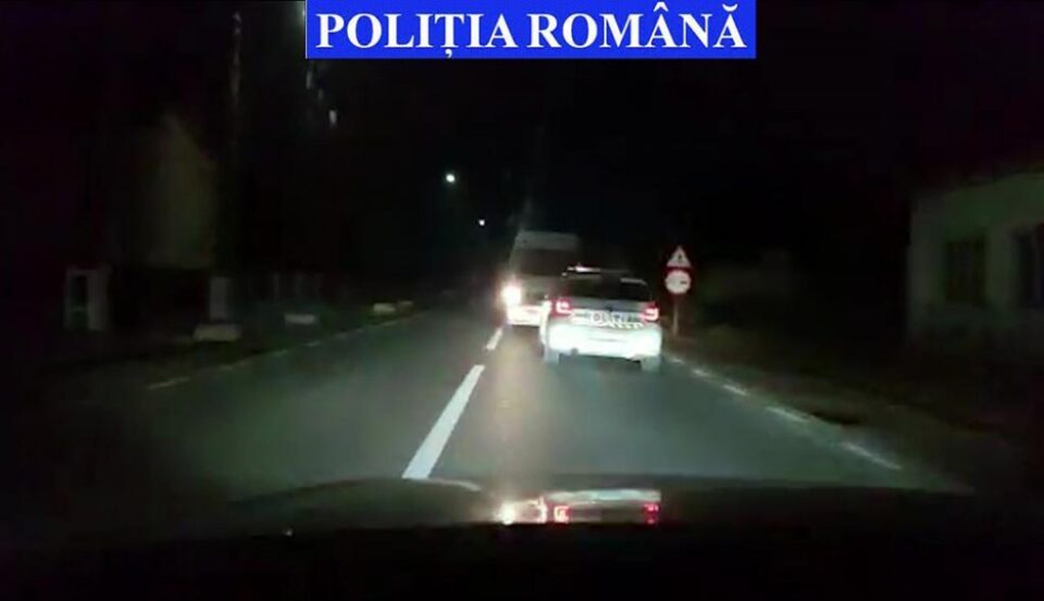 Microbuzul rulând cu spatele, cu poliția după el