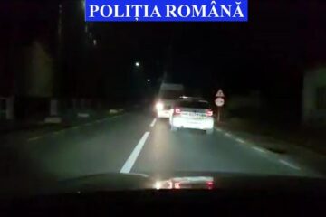 Microbuzul rulând cu spatele, cu poliția după el