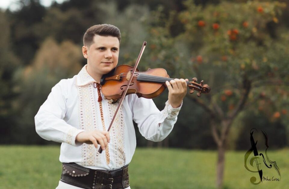 18 instrumentiști și 6 soliști vocali au înregistrat online o piesă folclorică din repertoriul regretatului Alexandru Dumbravă