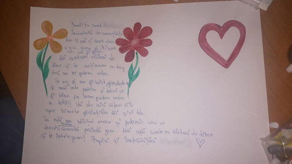 Daruri și scrisori de susținere, de la copii abandonați, pentru băiețelul cu familia infectată cu COVID, preluat temporar de Protecția Copilului