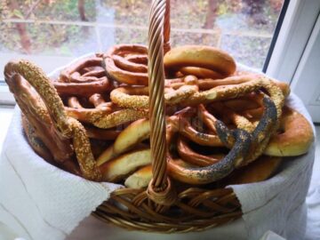 Pâine, plăcinte, colaci, prăjituri, torturi și alte bunătăți de la Mopan, livrate sucevenilor acasă