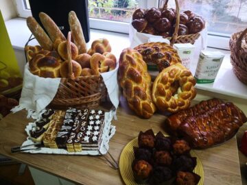 Pâine, plăcinte, colaci, prăjituri, torturi și alte bunătăți de la Mopan, livrate sucevenilor acasă