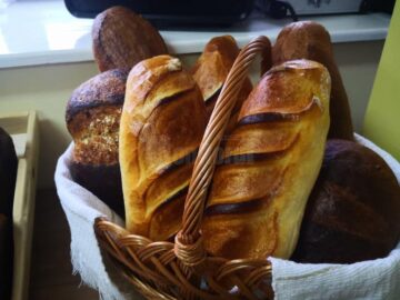 Pâine, plăcinte, colaci, prăjituri, torturi și alte bunătăți de la Mopan, livrate sucevenilor acasă