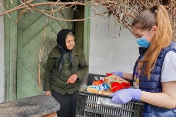 Asociația „Licuricii fericiți” a ajutat peste 250 de persoane vârstnice și 200 de copii din familii vulnerabile