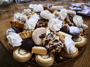 Pâine, plăcinte, colaci, prăjituri, torturi și alte bunătăți de la Mopan, livrate sucevenilor acasă