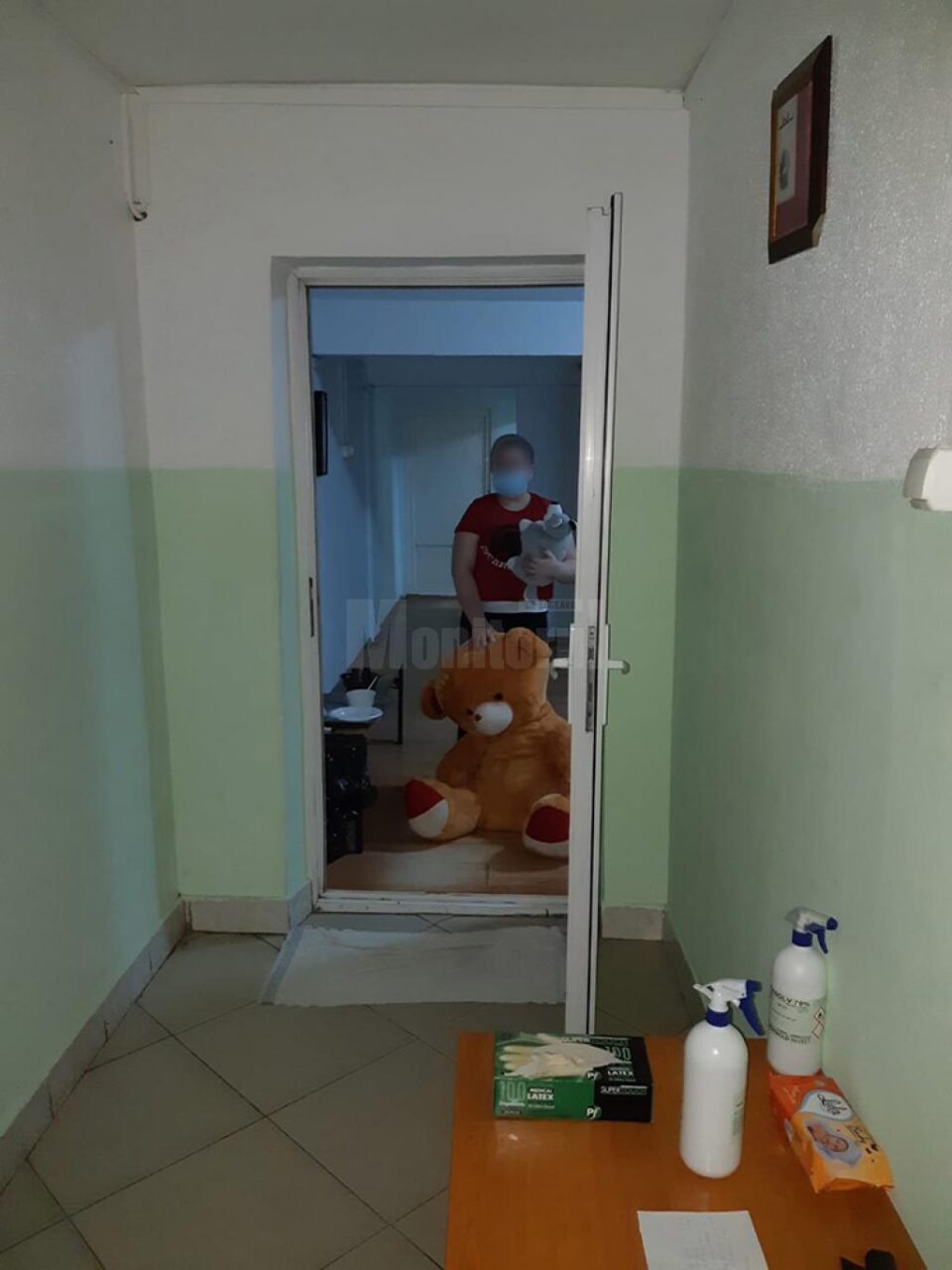 Băiețelul preluat temporar de Protecția Copilului, cu darurile primite de la copii din centru