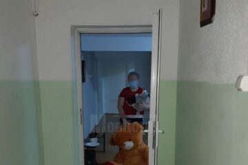 Băiețelul preluat temporar de Protecția Copilului, cu darurile primite de la copii din centru