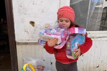 O fetiță de doar șase ani, care trăiește în mari lipsuri, ajutată cu alimente și jucării de Fundația Umanitară Nord 2001/ Sânge pentru România