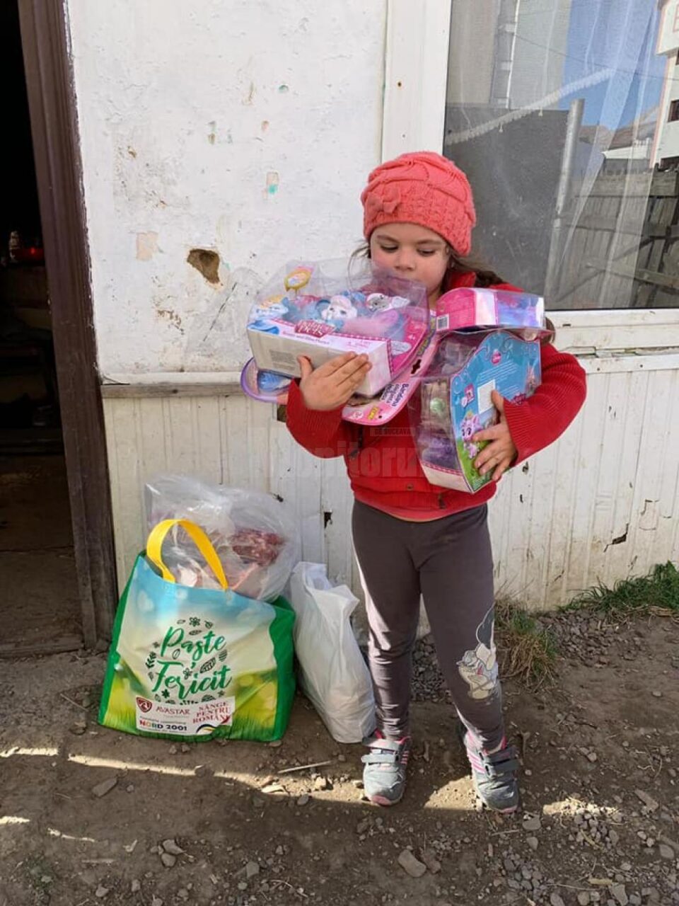 O fetiță de doar șase ani, care trăiește în mari lipsuri, ajutată cu alimente și jucării de Fundația Umanitară Nord 2001/ Sânge pentru România