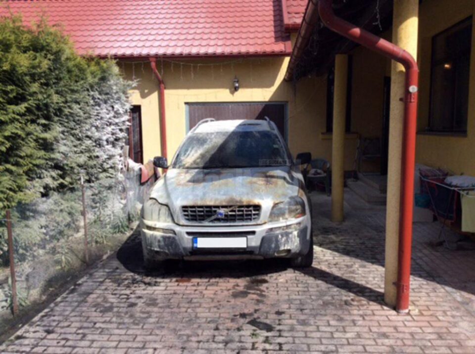 Mașina incendiată