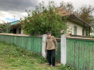 Un bărbat din Mihoveni trăiește într-o sărăcie lucie, cu un venit lunar de 142 de lei